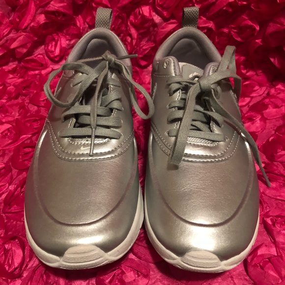 Nike Women's Air Max Thea SE Running Shoe - Picture 4 of 8